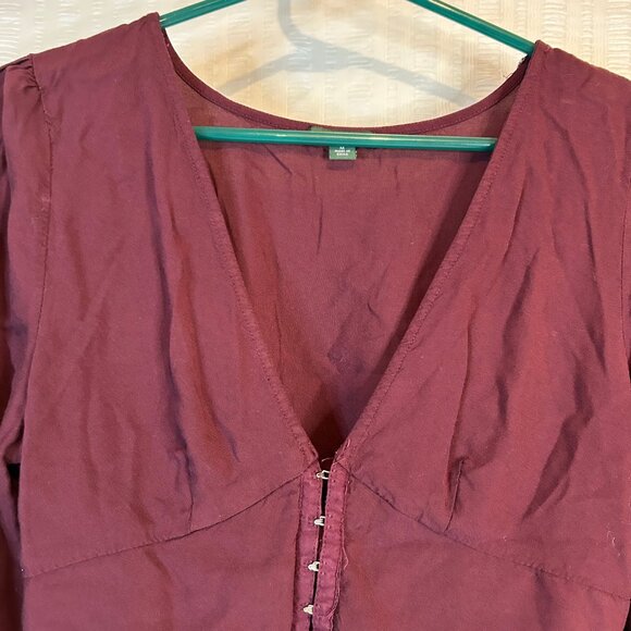 V-Neck Clasp Cropped Shirt Womens Sz Medium - Picture 2 of 10